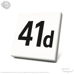 Witte cijfertegel met zwart cijfer en letter 41d