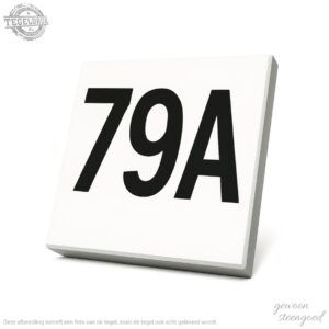 Witte cijfertegel met zwart cijfer en letter 79A